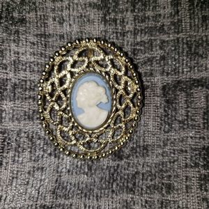 Sarah Coventry Gold Tone Cameo Brooch Vintage